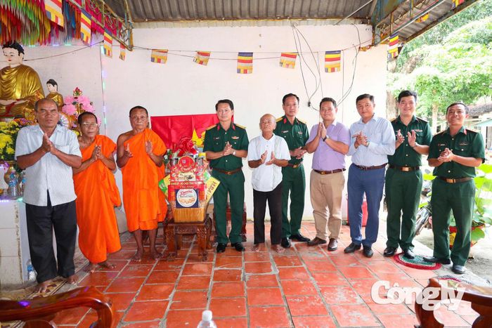Bộ CHQS tỉnh Tây Ninh thăm, chúc mừng lễ Sen Dolta của đồng bào Khmer.