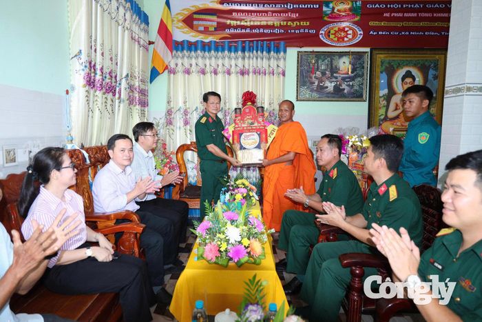 Bộ CHQS tỉnh Tây Ninh thăm, chúc mừng lễ Sen Dolta của đồng bào Khmer.