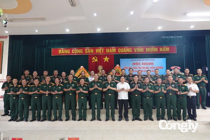 Lãnh đạo TAQSTW chụp ảnh với các đại biểu tham dự Hội nghị.