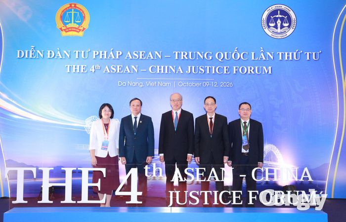 Các đại biểu chụp ảnh lưu niệm.
