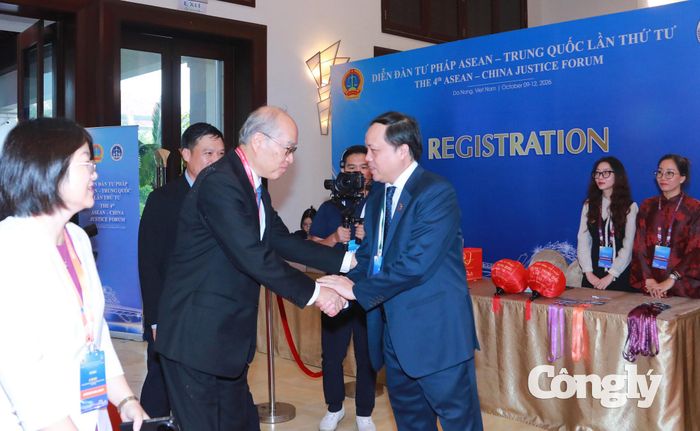 Phó Chánh án TANDTC Lê Tiến và Ngài Trương Quân, Ủy viên Ban Chấp hành Trung ương Đảng Cộng sản Trung Quốc, Đại thẩm phán thứ nhất, Chánh án TANDTC nước Cộng hòa nhân dân Trung Hoa.