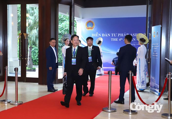 Phó Chánh án TANDTC Nguyễn Văn Tiến đến dự.