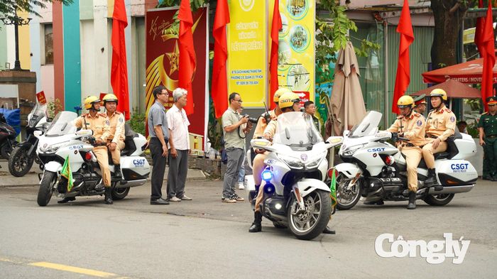 Lực lượng CSGT TP.HCM được tăng cường làm nhiệm vụ dẫn đường cho các xe di chuyển hài cốt liệt sĩ.