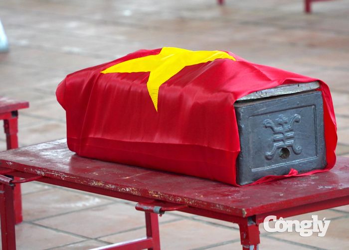 Ngoài ra, khoảng 700 bàn được sắp xếp để đặt các quách hài cốt có lồng kính, kèm lư hương, bình hoa và đĩa trái cây phục vụ nghi thức tưởng niệm.