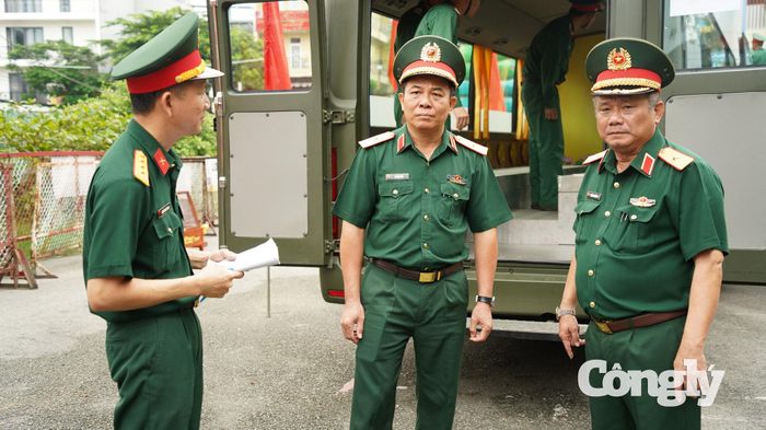 Thiếu tướng Nguyễn Thành Trung - Chính ủy Bộ Tư lệnh TP.HCM và Thiếu tướng Trần Chí Tâm - Phó Chủ nhiệm Quân khu 7 trực tiếp điều phối hoạt động sơ duyệt, kiểm tra công tác tổ chức và sự phối hợp giữa các lực lượng.