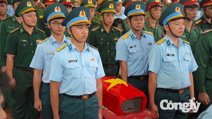 Công tác hậu cần được thực hiện đồng bộ, bao gồm chuẩn bị vật phẩm phục vụ nghi lễ, bố trí nơi đỗ ô tô và khu vực giữ xe máy miễn phí.