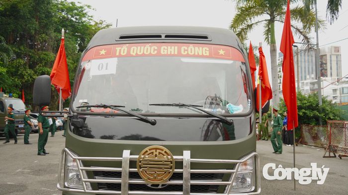 Đoàn xe di chuyển về Nghĩa trang Liệt sĩ TP.HCM theo đội hình gồm xe dẫn đường, xe chỉ huy, xe quân kỳ, xe danh dự, xe chở hoa, 8 xe chở hài cốt liệt sĩ, xe chở đại biểu và xe kiểm soát quân sự.