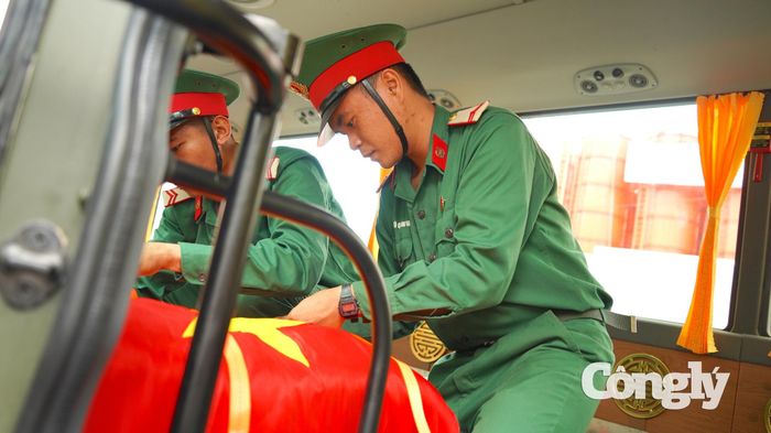 Ở chiều ngược lại, đoàn xe từ Nghĩa trang Liệt sĩ TP.HCM trở về Công viên Văn hóa Lê Thị Riêng đi theo tuyến Xa lộ Hà Nội – Võ Nguyên Giáp – cầu Sài Gòn – Điện Biên Phủ – Đinh Tiên Hoàng – Võ Thị Sáu – vòng xoay Dân Chủ – Cách Mạng Tháng Tám – Trường Sơn.