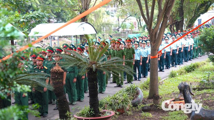 Cạnh đó có khoảng 200 đoàn viên, thanh niên thuộc Ủy ban Mặt trận Tổ quốc Việt Nam TP.HCM; 100 cán bộ, chiến sĩ Sư đoàn 370, Quân chủng Phòng không - Không quân; 50 đại diện cơ quan Mặt trận Tổ quốc cấp xã; 50 đại diện chức sắc tôn giáo, dân tộc; cùng đại diện Hội Cựu chiến binh, Công đoàn, Hội Nông dân và Hội Liên hiệp Phụ nữ, mỗi tổ chức 50 người.