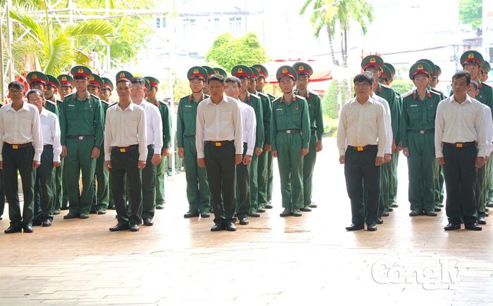 Tại buổi sơ duyệt, các đơn vị tiến hành nghi thức dâng hương, chào cờ, thực hiện điều lệnh, đồng thời rà soát đội hình, vị trí tập kết và trình tự di chuyển, bảo đảm các khâu được triển khai thống nhất, trang nghiêm.