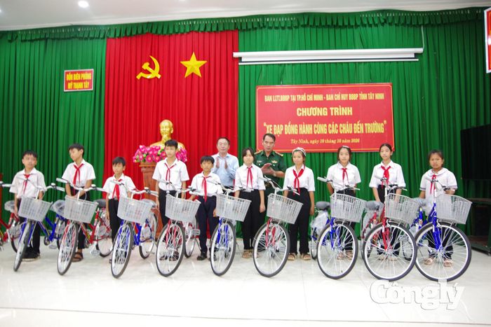 Tặng xe đạp cho các cháu học sinh.