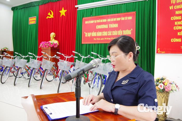 Bà Phạm Thúy Kiều - Phó Chủ tịch UBND xã Đông Thành đại diện chính quyền địa phương phát biểu cám ơn.