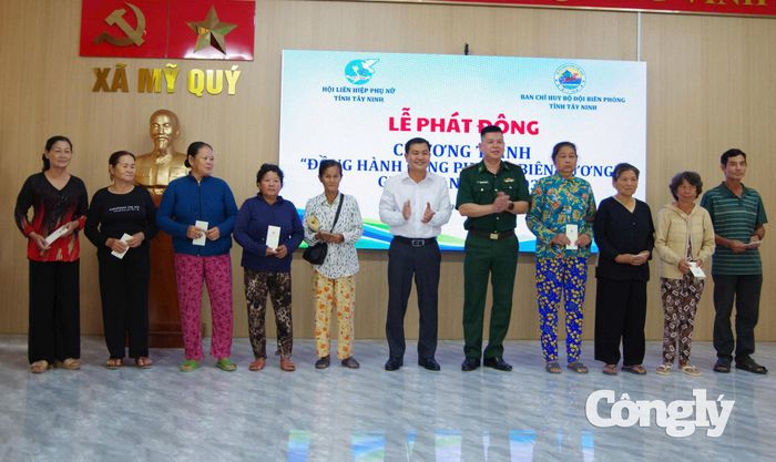 Trao tặng quà cho các hộ dân khó khăn.