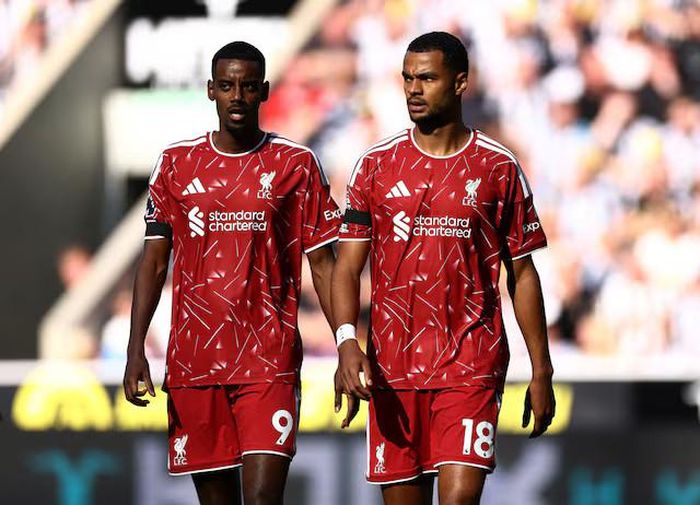 Alexander Isak và Cody Gakpo của Liverpool. Ảnh: Reuters/Lee Smith