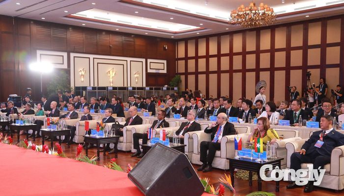 Các đại biểu dự Diễn đàn.
