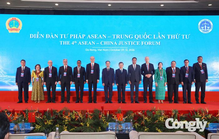 Lãnh đạo Đảng, Nhà nước Việt Nam, Chánh án, Trưởng đoàn Tòa án tối cao 12 nước chụp ảnh lưu niệm.