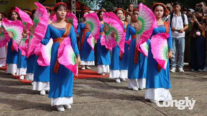 Múa Chăm luôn là tiết mục hấp dẫn, thu hút du khách và người dân.