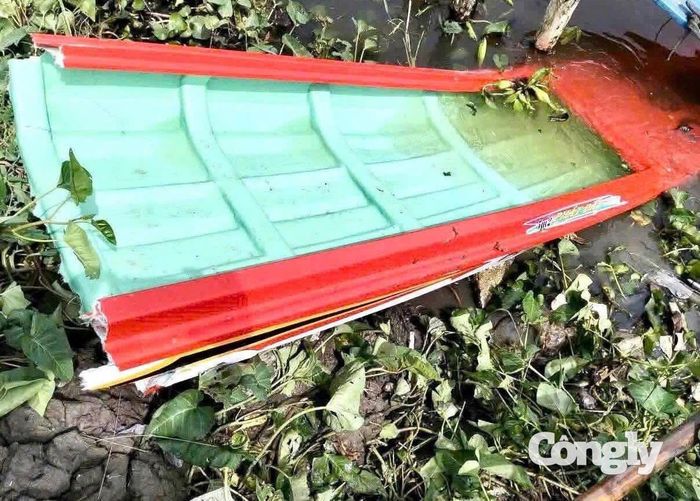 Phần thân vỏ composite bị hư hỏng, gãy rời sau vụ tai nạn.