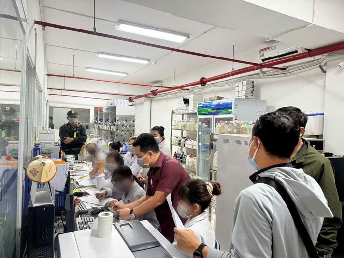 Lực lượng công an thu giữ 288 thùng tài liệu các loại, 163 bộ xử lý trung tâm máy tính (CPU), 3 USB, 4 ổ cứng, 7 thiết bị phân tích chỉ tiêu môi trường và 22 con dấu các loại.