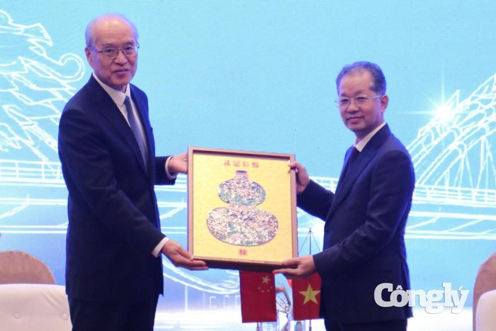 Lãnh đạo TANDTC Việt Nam và Trung Quốc trao tặng quà lưu niệm, góp phần thắt chặt quan hệ hợp tác hữu nghị giữa ngành Tòa án hai nước.
