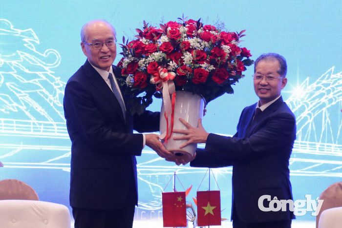 Chánh án TANDTC Việt Nam và Chánh án TANDTC Trung Quốc trao tặng hoa, thể hiện tình hữu nghị và hợp tác giữa ngành Tòa án hai nước.