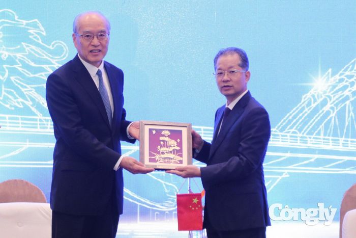 Chánh án TANDTC Việt Nam Nguyễn Văn Quảng và Chánh án TANDTC Trung Quốc Trương Quân trao tặng quà lưu niệm tại cuộc hội đàm song phương.