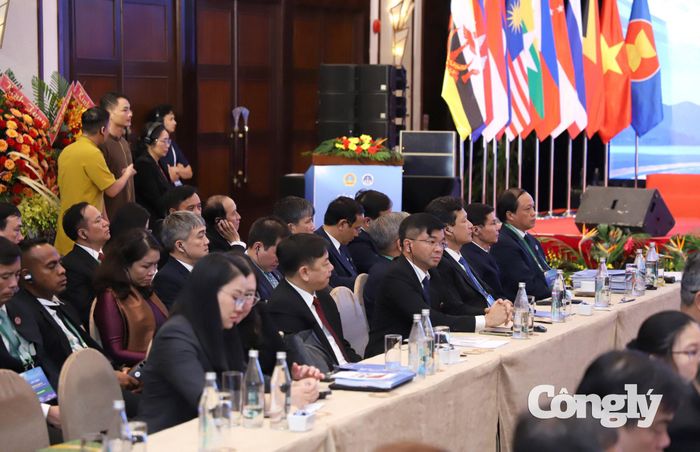 Các đại biểu tham dự Diễn đàn.