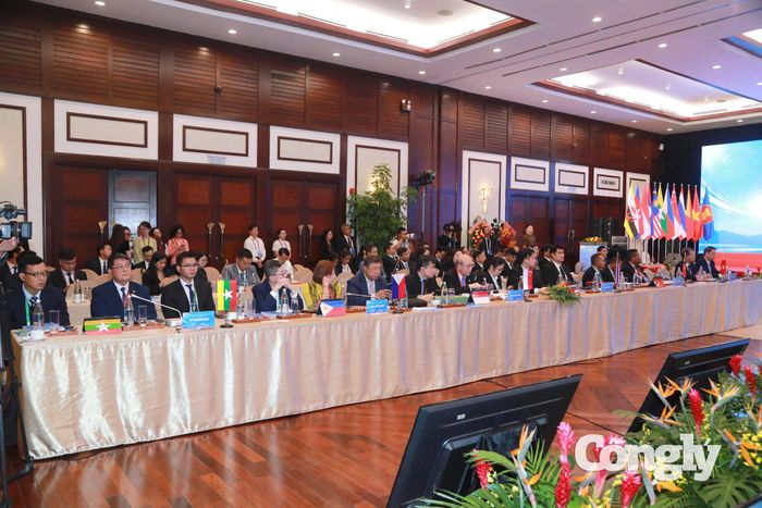 Các đại biểu dự Diễn đàn.