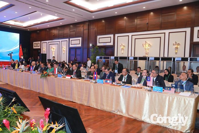 Các đại biểu dự Diễn đàn.