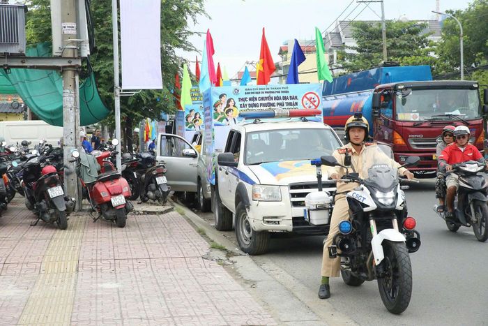 Đoàn tuyên truyền lưu động di chuyển qua các tuyến đường