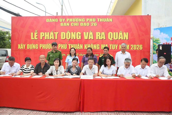 Đại diện các khu phố ký cam kết xây dựng khu phố không ma tuý.