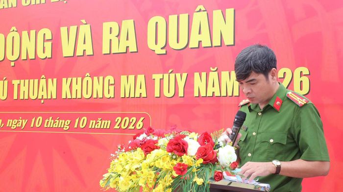 Trưởng Công an phường Phú Thuận Phạm Hồng Nam phát biểu tại buổi lễ