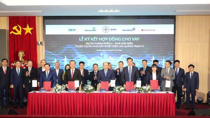 EVN ký kết hợp đồng cho vay dự án thành phần 1 thuộc nhà máy nhiệt điện LNG Quảng Trạch II với liên danh bốn ngân hàng thương mại nhà nước. Ảnh: baochinhphu.vn