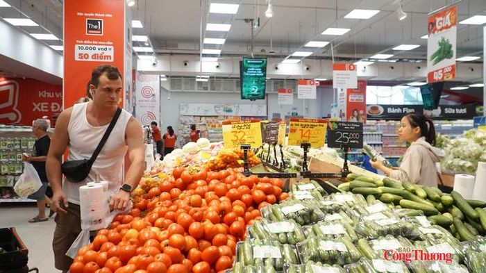 Mạng lưới bán lẻ hiện đại không ngừng được mở rộng, tạo sự mua sắm thuận tiện cho người dân, du khách, thúc đẩy thanh toán không tiền mặt