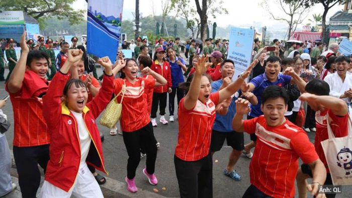 Lễ phát động nhận được sự hưởng ứng của đông đảo người dân.