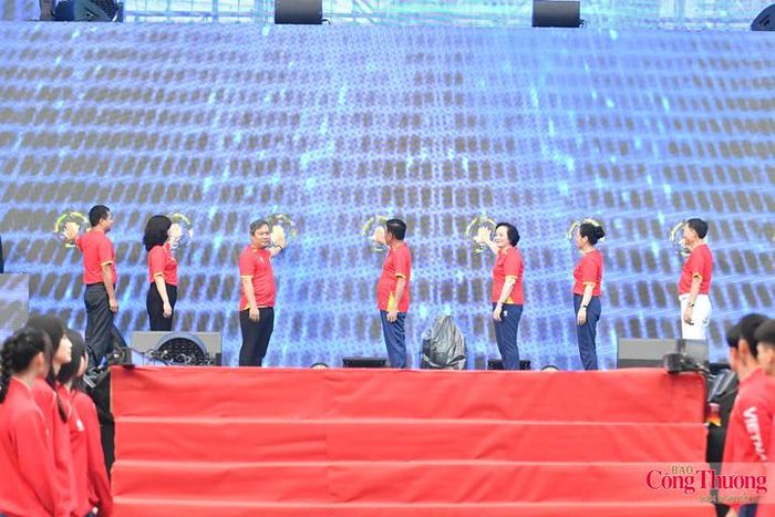 Lãnh đạo Đảng, Nhà nước cùng đại diện các bộ, ngành và thành phố Hà Nội thực hiện nghi thức ấn nút phát động Phong trào toàn dân tập luyện thể thao.
