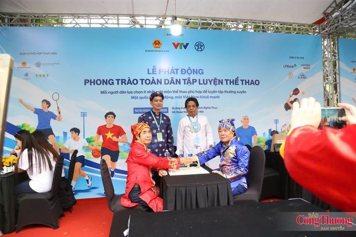 Trong 2 ngày (10 và 11/10), khu vực hồ Hoàn Kiếm trở thành không gian trải nghiệm thể thao cộng đồng với các hoạt động biểu diễn, hướng dẫn kỹ thuật cơ bản, giao lưu giữa vận động viên, huấn luyện viên với người dân và giới thiệu nhiều hình thức vận động phù hợp với các lứa tuổi.