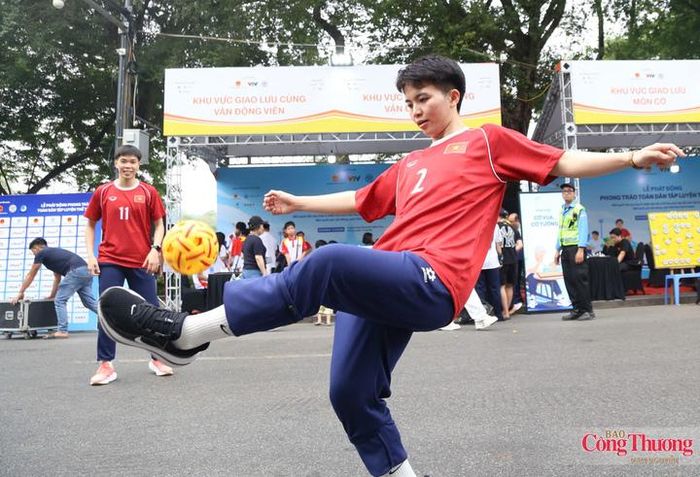 Qua các buổi giao lưu, người dân có cơ hội gặp gỡ, lắng nghe chia sẻ về hành trình tập luyện, thi đấu, những nỗ lực vượt qua khó khăn và kinh nghiệm chinh phục các đấu trường quốc tế của vận động viên. Những câu chuyện về ý chí, tinh thần bền bỉ và niềm tự hào khi thi đấu vì màu cờ sắc áo góp phần truyền cảm hứng, đặc biệt đối với thế hệ trẻ, khuyến khích các em tích cực rèn luyện thể chất, nuôi dưỡng đam mê thể thao và xây dựng lối sống năng động.