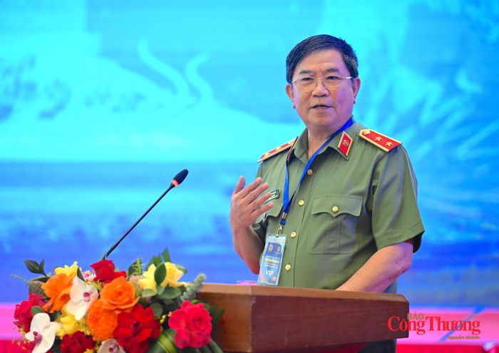 GS.TS, Trung tướng Trần Vi Dân, Ủy viên Hội đồng Lý luận Trung ương, Cục trưởng, Thành viên Ban Nghiên cứu chuyên đề giúp việc Bộ trưởng Bộ Công an phát biểu tham luận tại hội thảo.