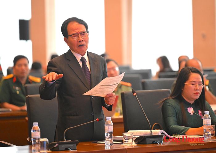 GS.TS Hồ Sĩ Quý, Ủy viên Hội đồng Lý luận Trung ương, Viện Hàn lâm Khoa học xã hội Việt Nam phát biểu đánh giá tại hội thảo. 