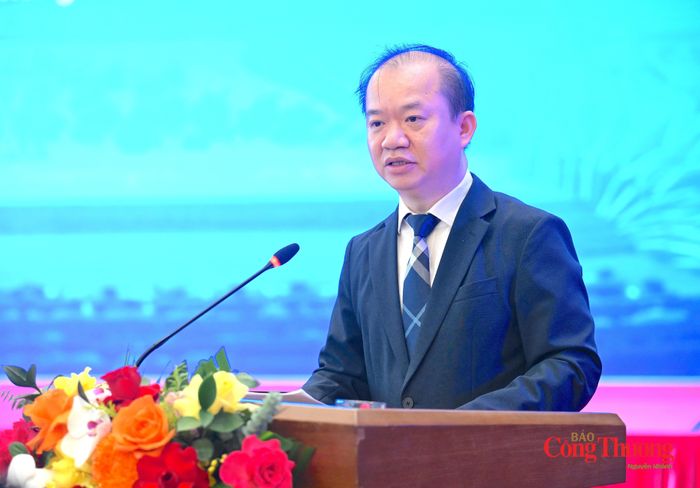 PGS.TS Bùi Hoài Sơn, Phó Trưởng Ban Tuyên giáo Trung ương phát biểu tham luận tại hội thảo.