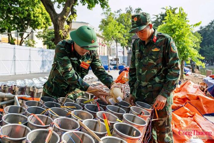 Các chiến sĩ thả đấu nối pháo hoa tại các ống phóng. Mỗi ống phóng được cố định bằng gông sắt và dây dù.