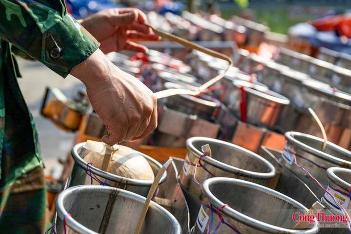 Mỗi ống phóng có kích thước khác nhau, tương ứng với từng loại đạn pháo hoa tầm cao hoặc tầm thấp.