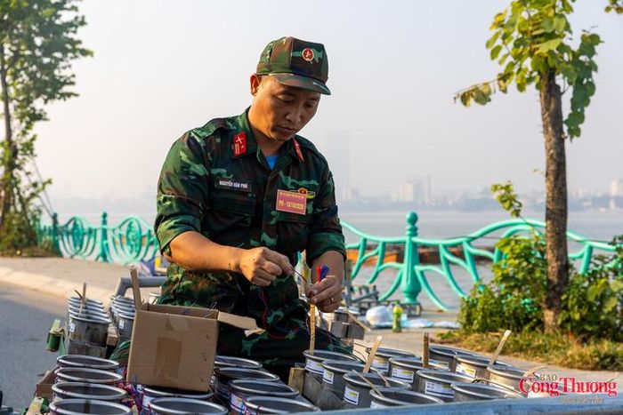 Công tác đưa pháo vào dàn phóng được thực hiện cẩn thận, đúng kỹ thuật.