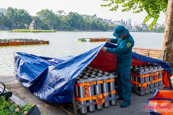 Sau khi các hạng mục được lắp đặt, các chiến sĩ kiểm tra tổng thể trận địa để bảo đảm an toàn. 