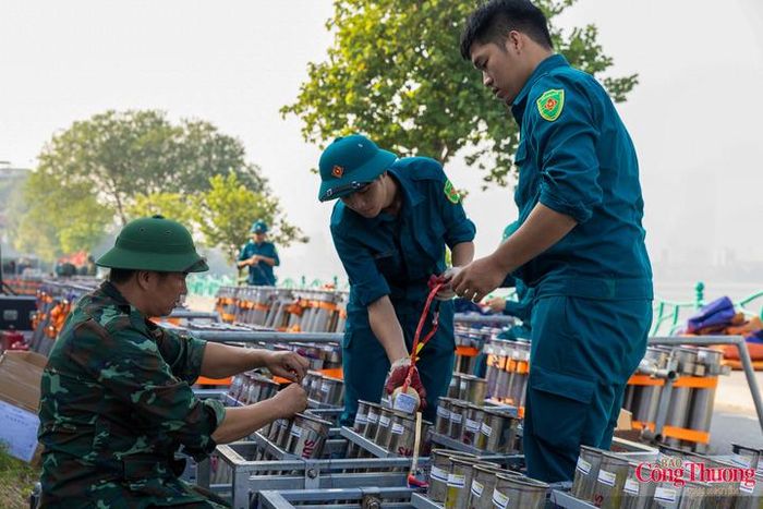 Các quả pháo được đưa vào nòng phóng, sắp xếp theo vị trí trong dàn phóng.