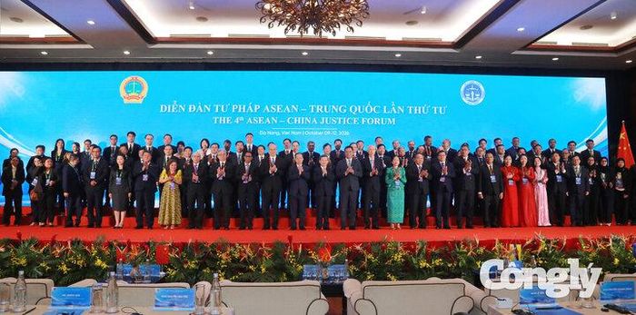 Toàn thể đại biểu tham dự Diễn đàn chụp ảnh lưu niệm.