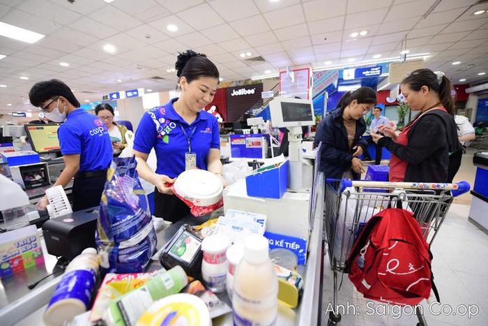 Saigon Co.op xem việc tiết giảm túi nilon là một lộ trình dài hạn, không chọn cách thúc ép hay thu phí khách hàng khi họ sử dụng túi nilon.