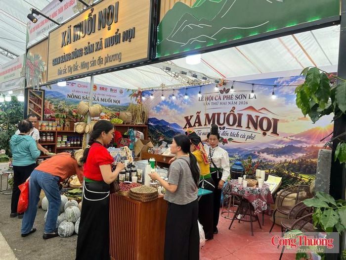 Gian hàng nông sản xã Muổi Nọi (tỉnh Sơn La) thu hút sự quan tâm của nhiều khách tham quan.
