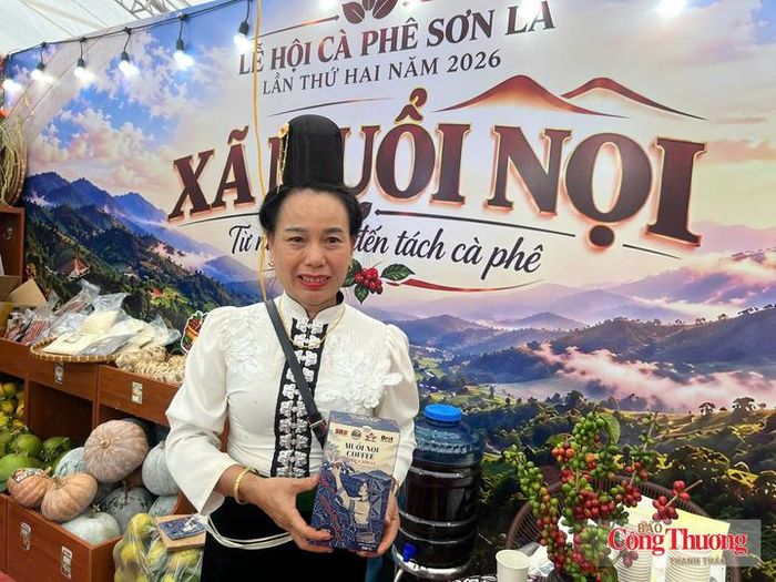 Chị Lò Thị Thợn (xã Muổi Nọi) chia sẻ với phóng viên Báo Công Thương về quy trình sản xuất, chế biến, nâng cao giá trị sản phẩm cà phê Sơn La.